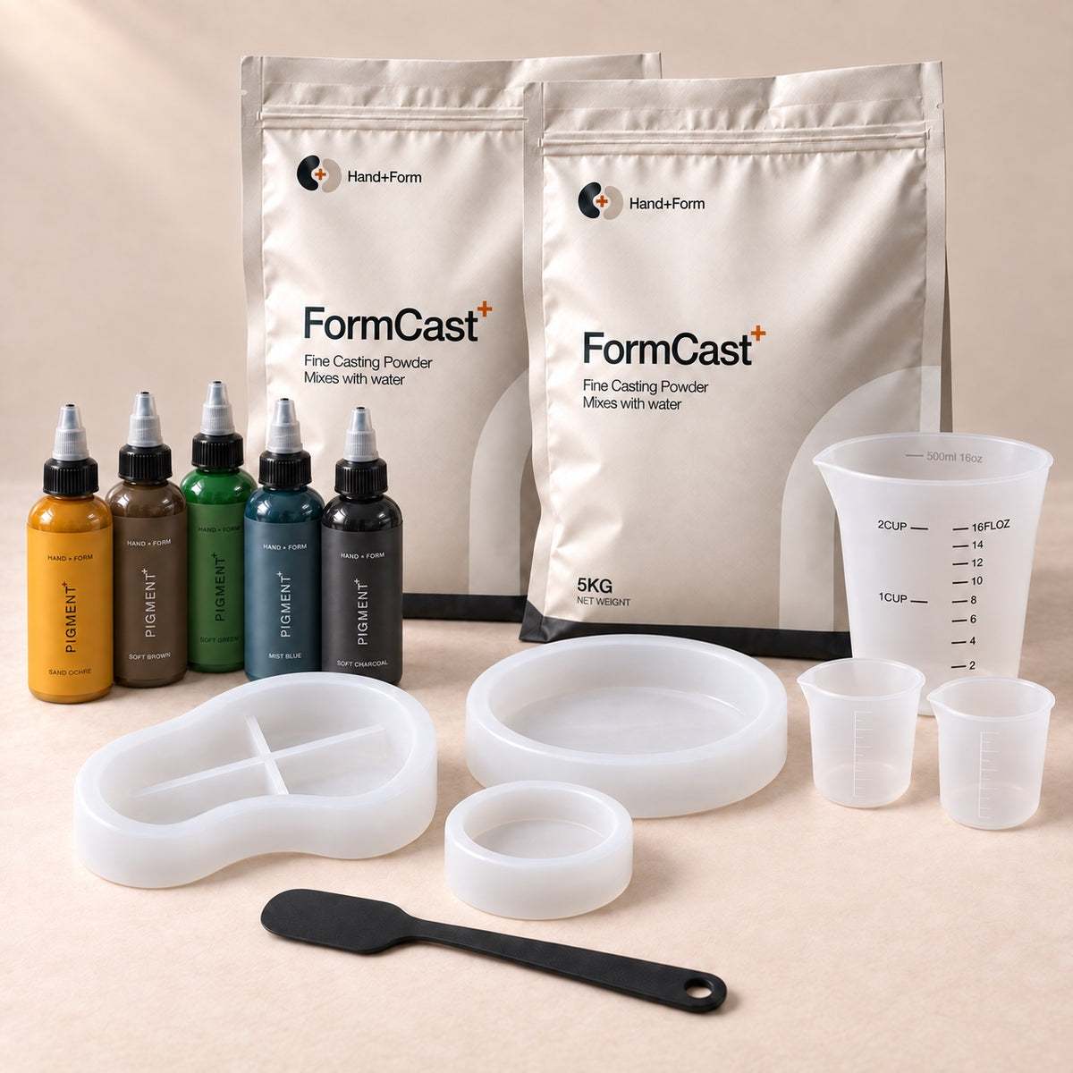 Collection Studio Kit: two 5 kg FormCast+ pouches, Pebble, River and Halo silicone moulds, five pigments, one 500 ml cup, two 100 ml cups and a 24 cm spatula.